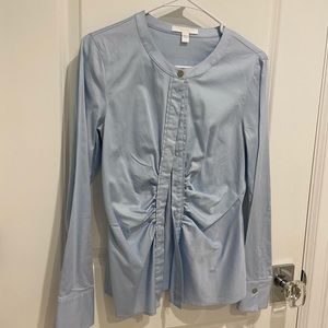 This beautiful cotton blouse is a light blue in a size women’s us 6